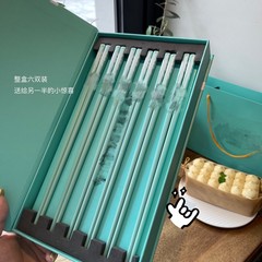 T家のお箸6本セットのギフトボックスに陶磁器のカラフルなお箸のギフトボックスがあります。