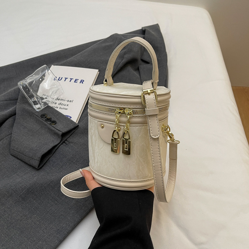 Bolso de mano popular de este año, bolso de mano para mujeres, verano 2024 nuevo estilo simple, bolso de hombro universal, bolso de cubo de tendencia explosiva.