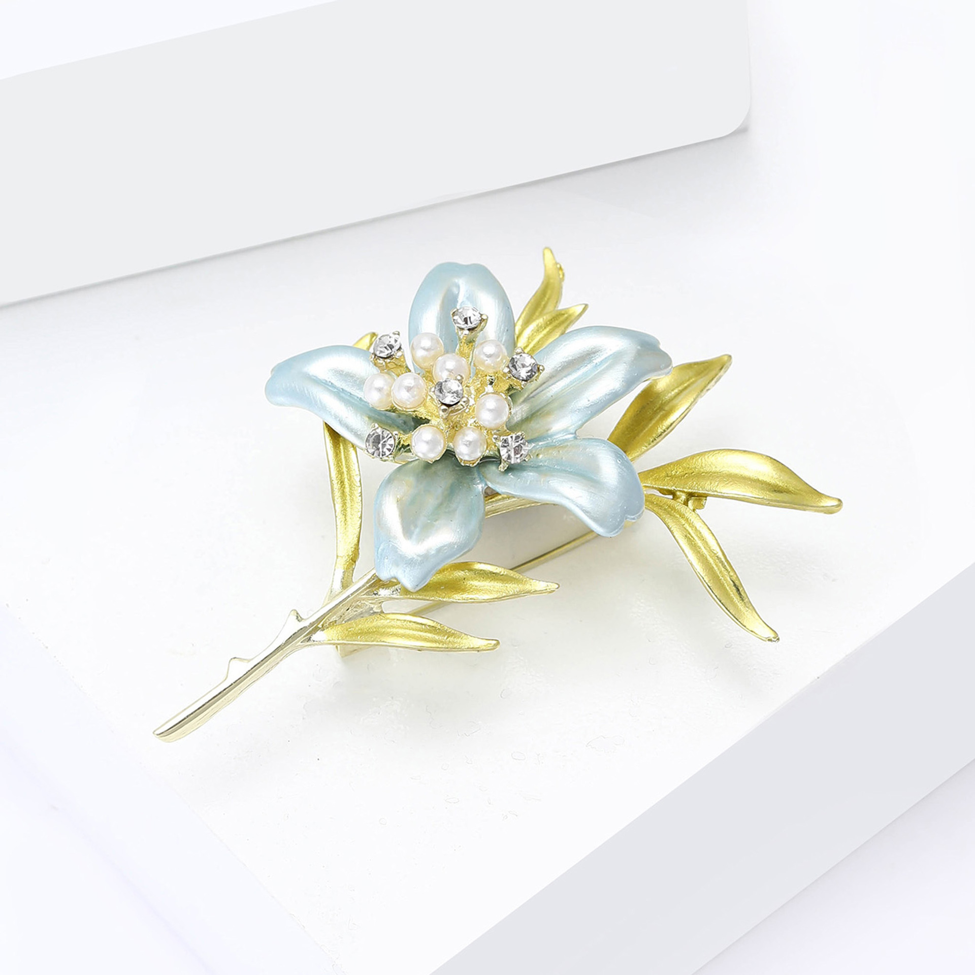 Light Luxury Diamond-Encrusted Pearl Enamel Lily Brooch, Forest Style Gentle and Fresh Floral Plant Brooch, Fashionable and Simple Clothing