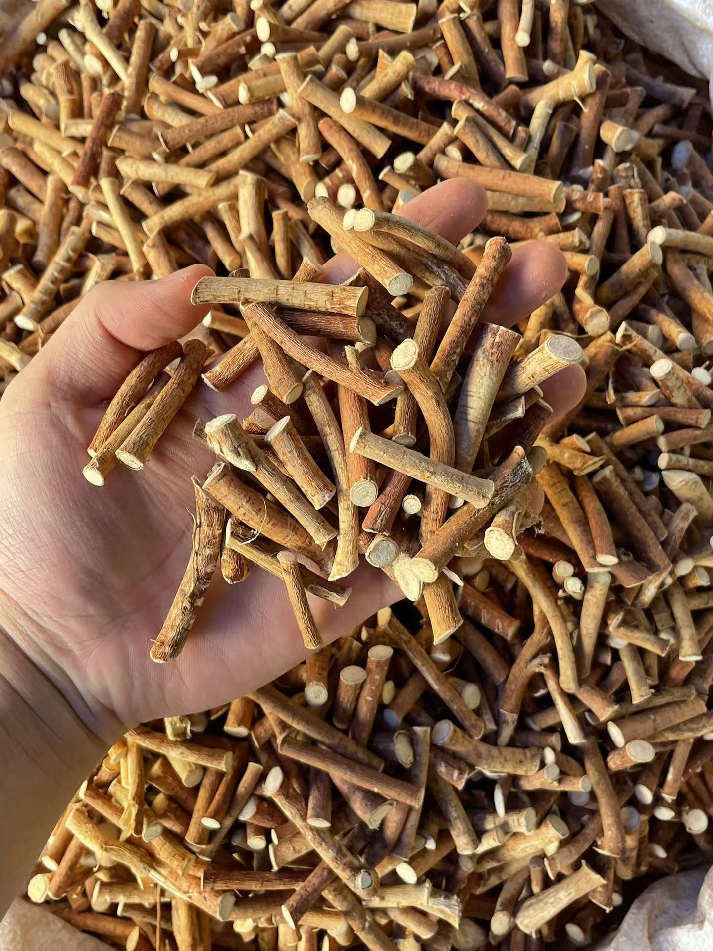 Dried Wuzhimaotao Root Soup Herb 250g Guangdong Five Finger Peach Root for Traditional Soups quality and texture