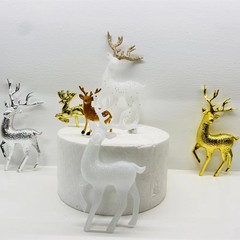 美しいキラキラクリスマスのヘラジカのベーキングケーキの装飾は誕生日パーティーのデザート台に水晶鹿のプラグインを配置します。