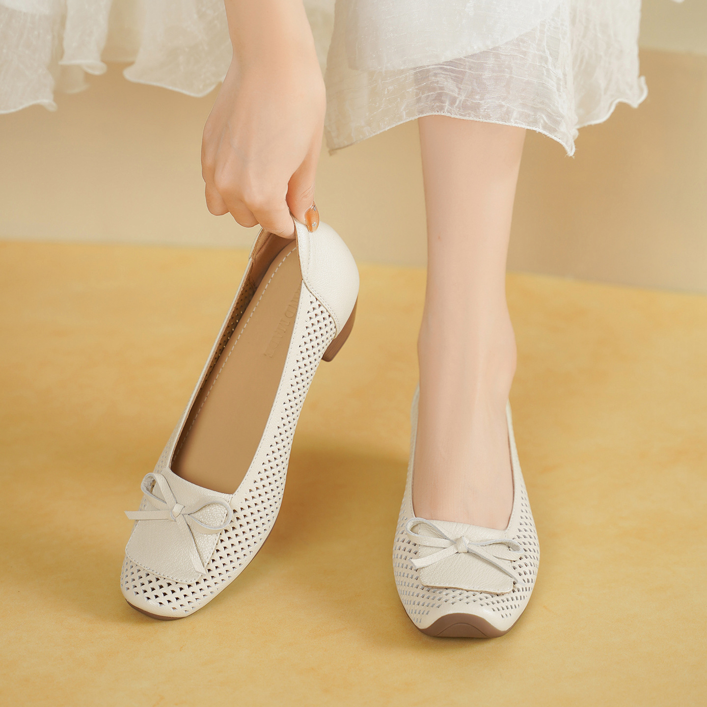 Giày cao gót nữ da cừu mũi nhọn gót vuông ổn định 3.5cm nơ bướm — màu trắng ngà