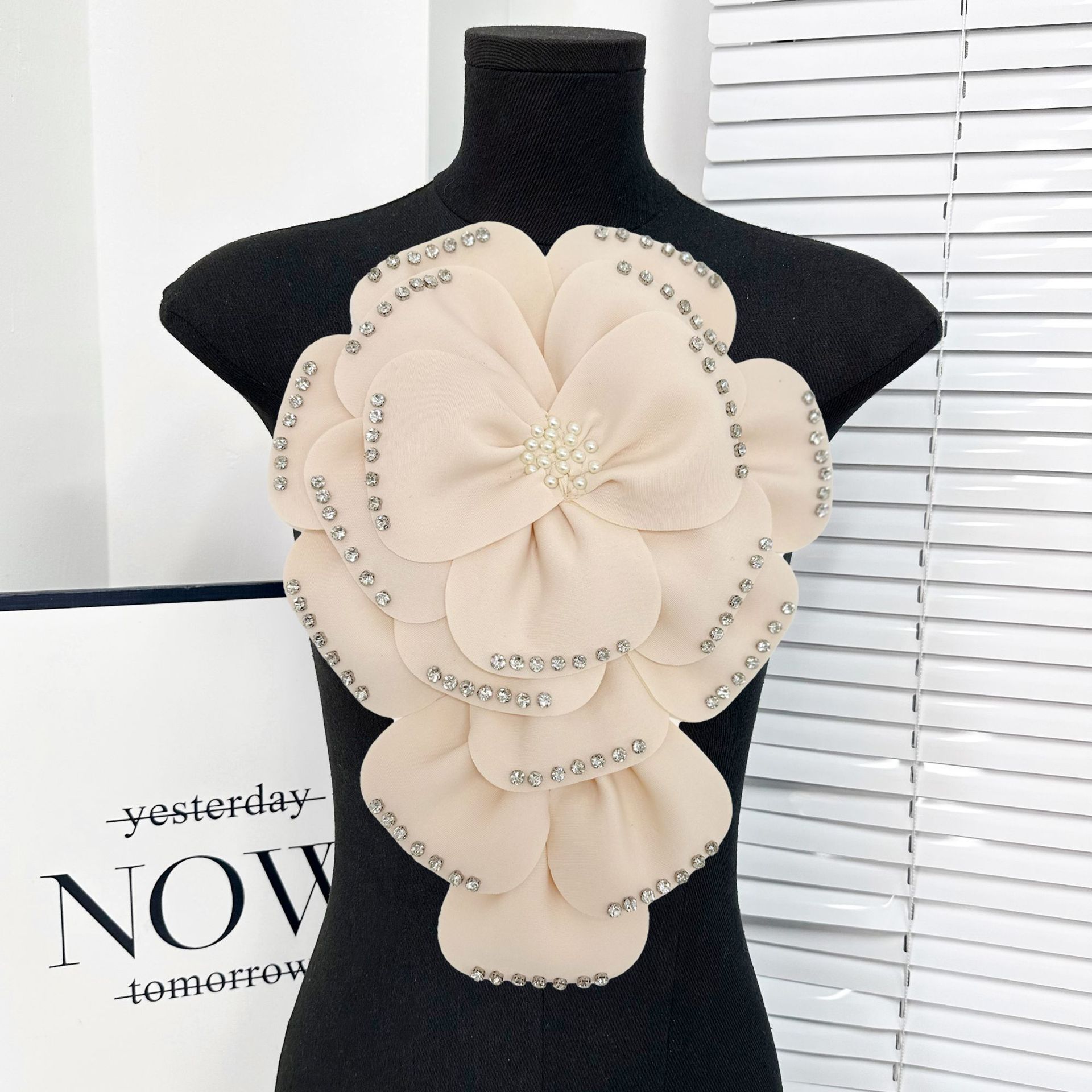 Pequeña multicapa tridimensional perlas de clavos de tela de alta calidad, ropa de flores grandes DIY, vestido, tocado, joyas para el cabello, joyas para el pecho