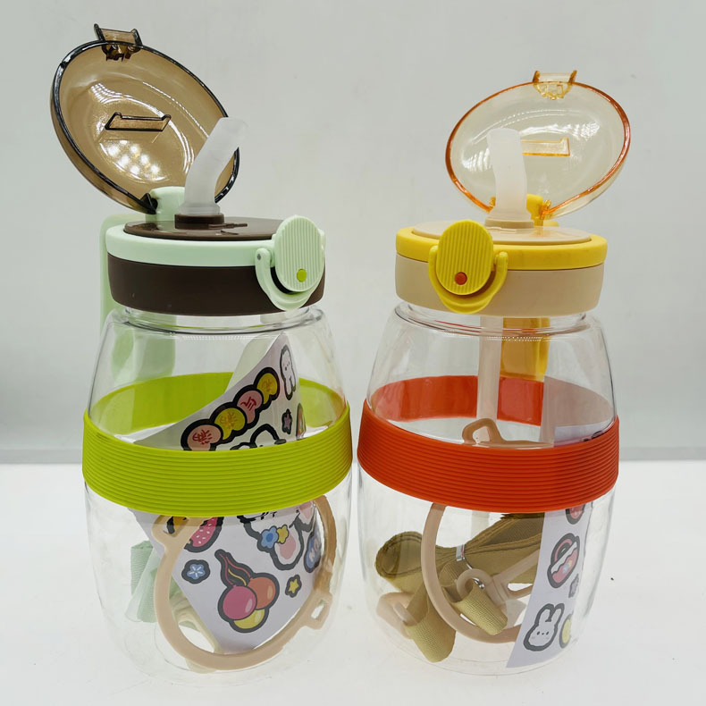 Fábrica al por mayor taza de agua para niños con correa de paja de alto aspecto lindo estudiantes masculinos y femeninos al aire libre portátil crossbody pot