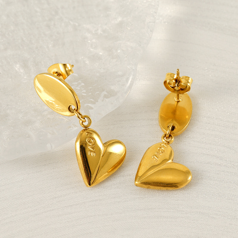 2024 nuevo estilo simple y versátil Pendientes chapados en oro de 18k, diseño de amor femenino, temperamento, pendientes de acero de titanio, pendientes al por mayor