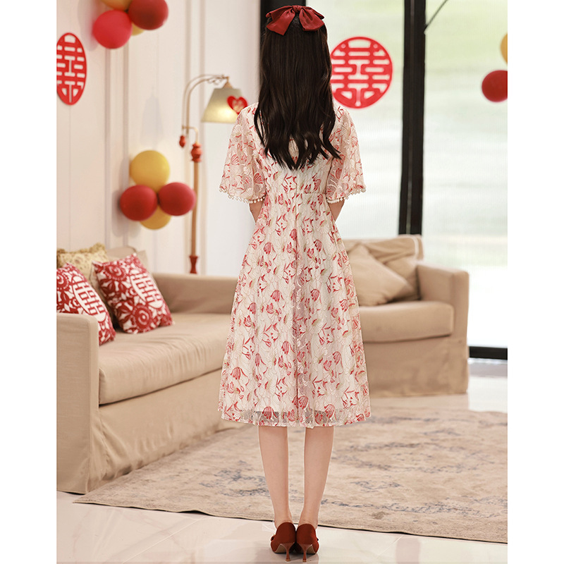 Vestido de maternidad para celebraciones, nuevo estilo de verano 2026, vestido cheongsam mejorado para tallas pequeñas, vestido de noche floral rojo para fiesta de graduación.