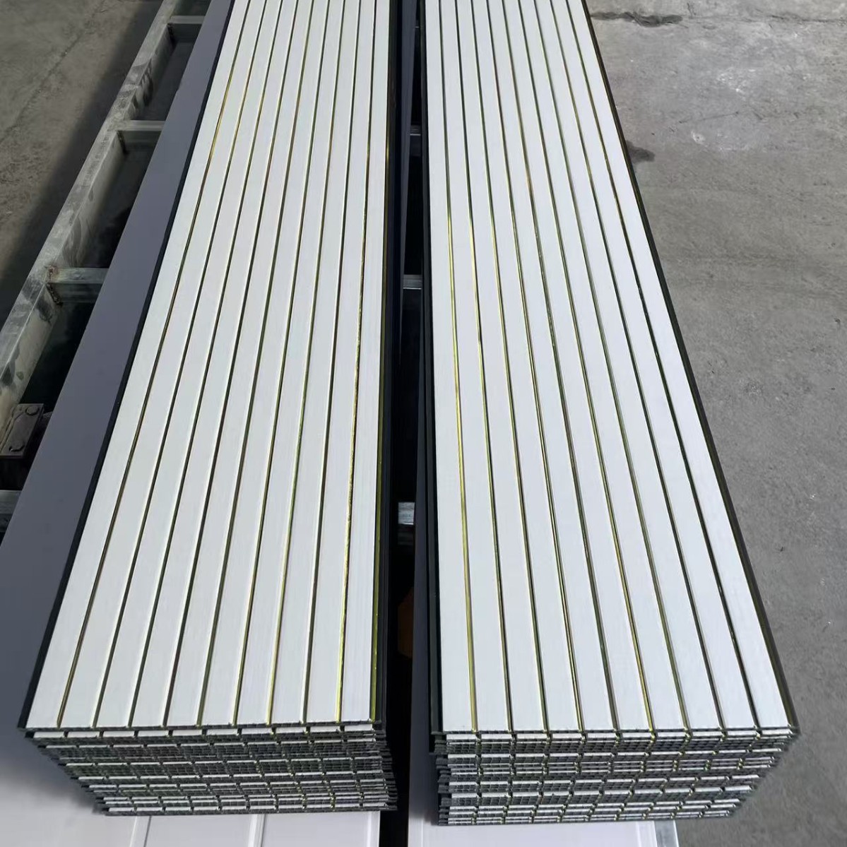 300 * 9 diez ranuras tablero de fijación de PVC techo colgante auto-montaje tablero de pared de montaje rápido toda la casa empalme tablero de fijación de PVC sin costura