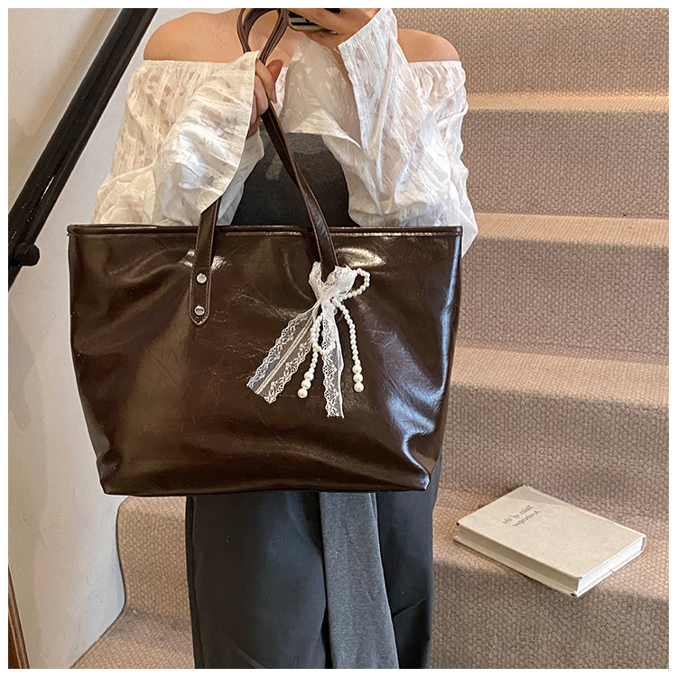 The 2025 summer new stylish and simple tote bag is a casual and trendy large-capacity tote bag with a niche design for women undefined