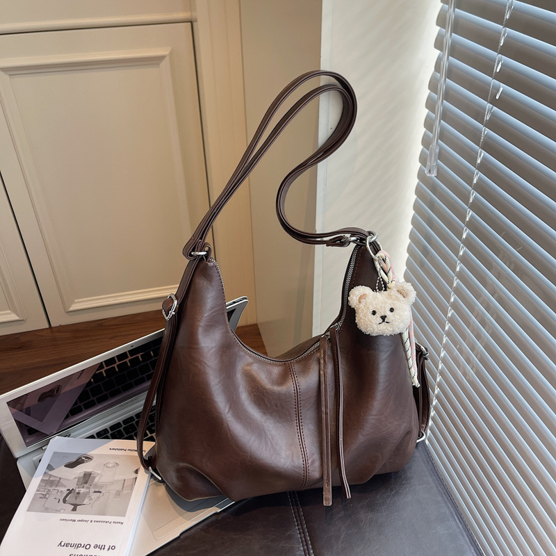 Retro capacious shoulder bag