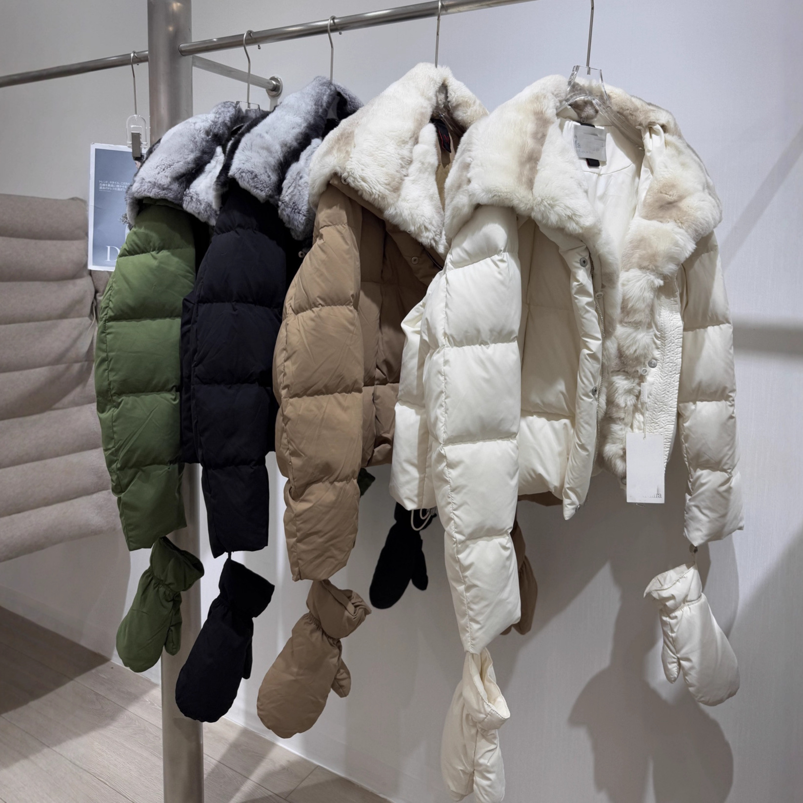 MAX 2025新款獭兔毛领白鹅绒连帽羽绒服女短款袖子可脱卸两穿外套