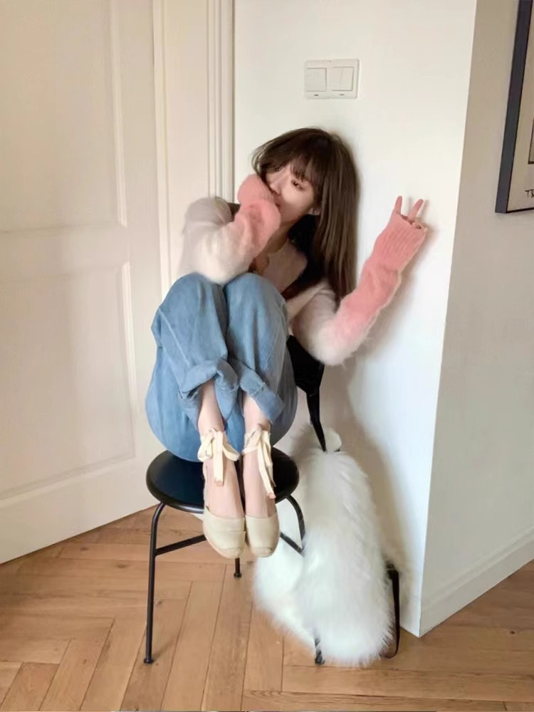 ピンクの優しい柔らかいモチモチ風グラデーションセーター女性秋冬の怠惰なデザイン感の外に馬海毛vネックニット仙を着ています。