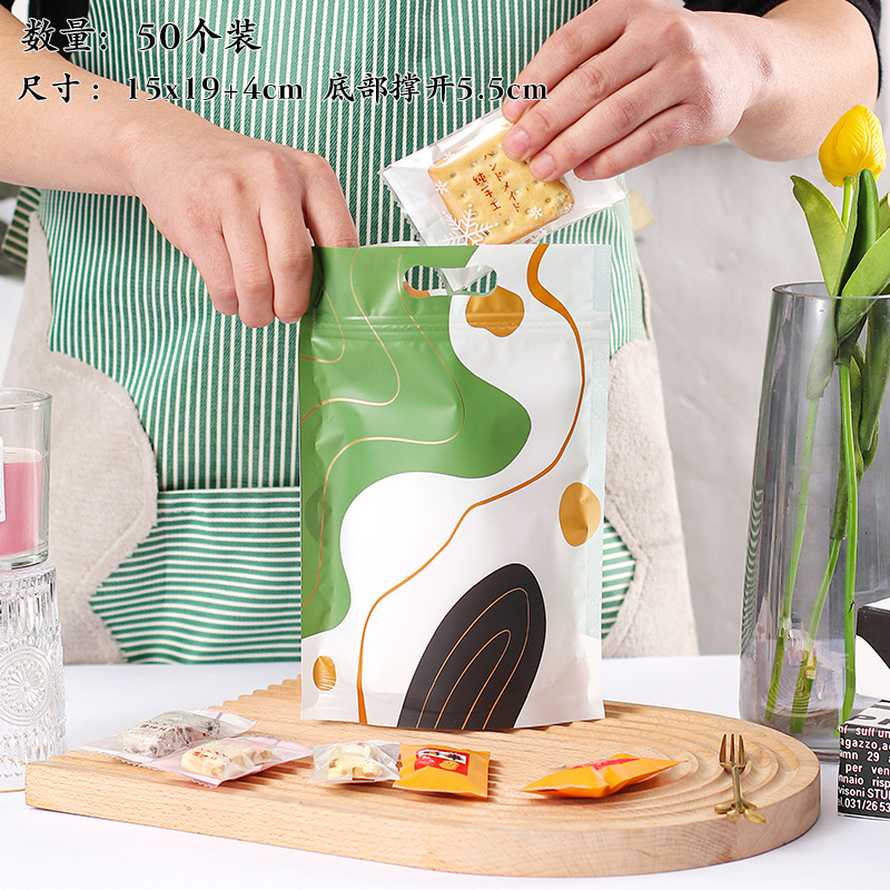 50 líneas doradas y verdes