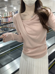 甘美な襟の不規則なニットのセーターの女性の秋の少女感のchiのしわの上着の長袖の底のシャツ