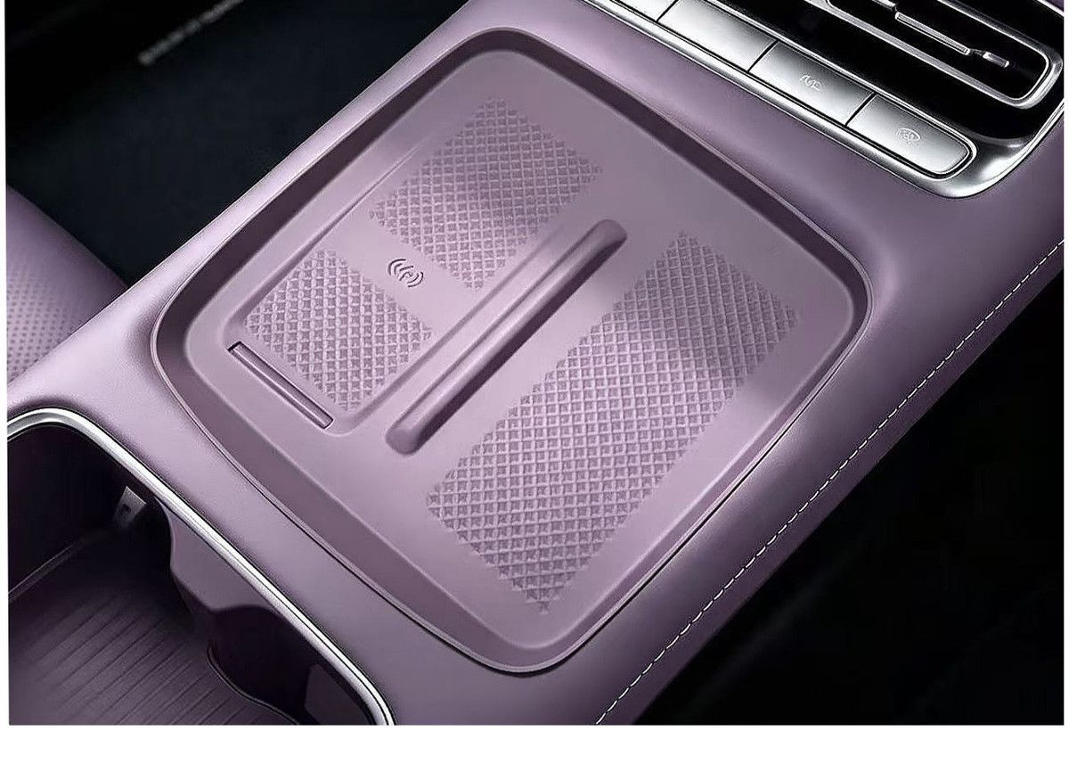 Suitable for 2026 Changan Qiyuan Q05 central control wireless charging silicone protective mat, cup mat, car interior modification