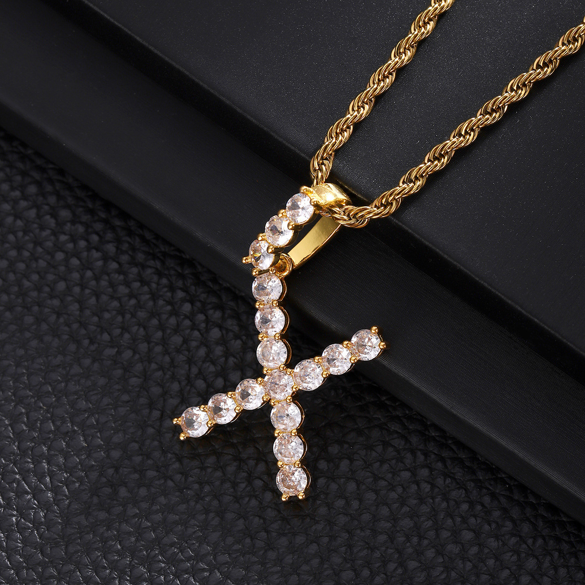 Moda cross-border rock hip-hop punk zircon cursiva colgante al por mayor personalidad de joyería de alta humedad