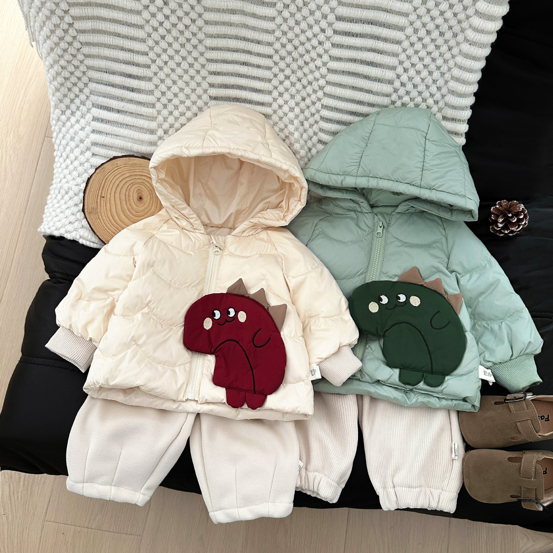 Bebé lindo chaqueta de plumón invierno bebé super lindos dinosaurios de dibujos animados chaqueta caliente niños ropa con capuchón blanco