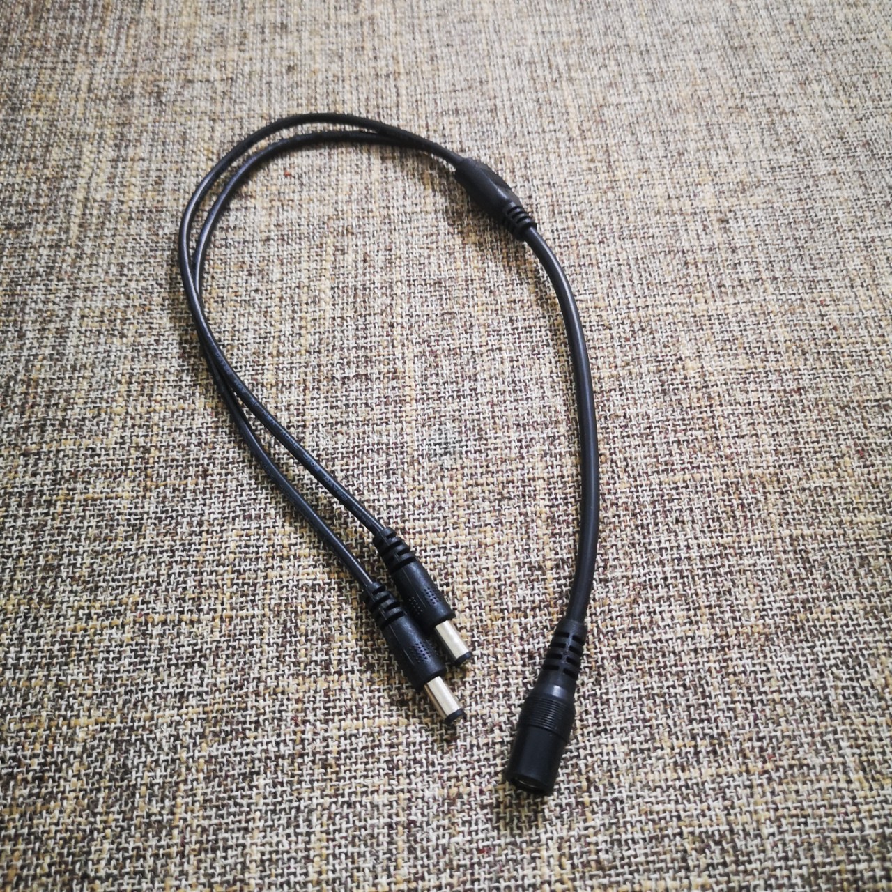 ����ֱ��DC�߰���������һ����һ�϶�12����Դ�����������ֻ���