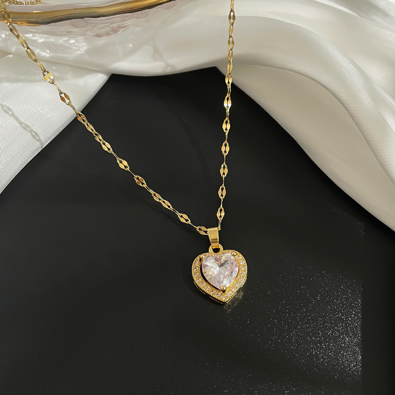 Collier cœur en acier titane style minimaliste et épuré_voghion.com