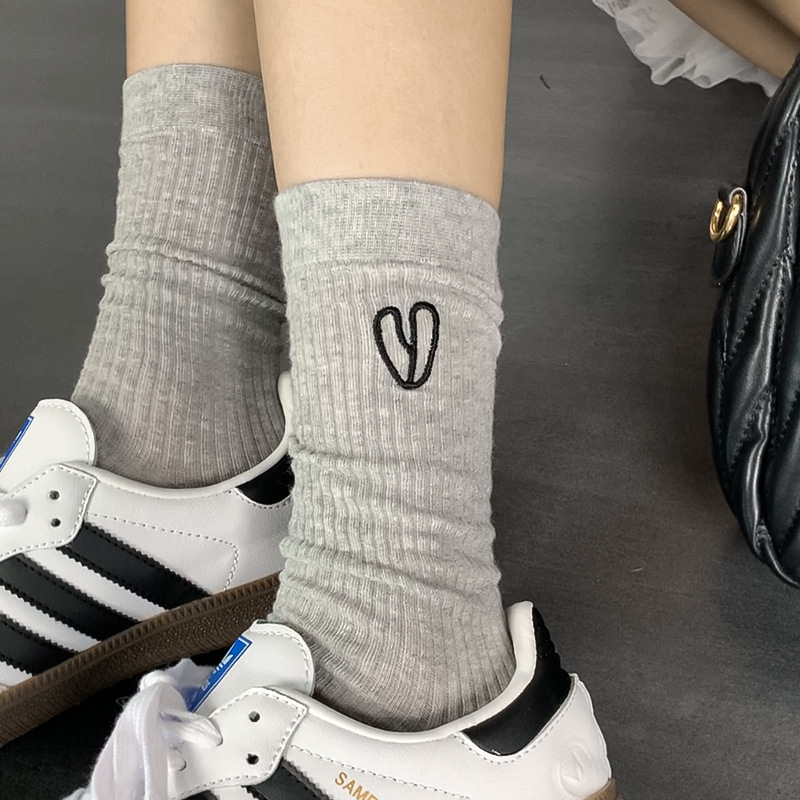Calcetines grises mujeres bordadas amor simple coreano primavera y verano delgada calcetines de algodón al por mayor