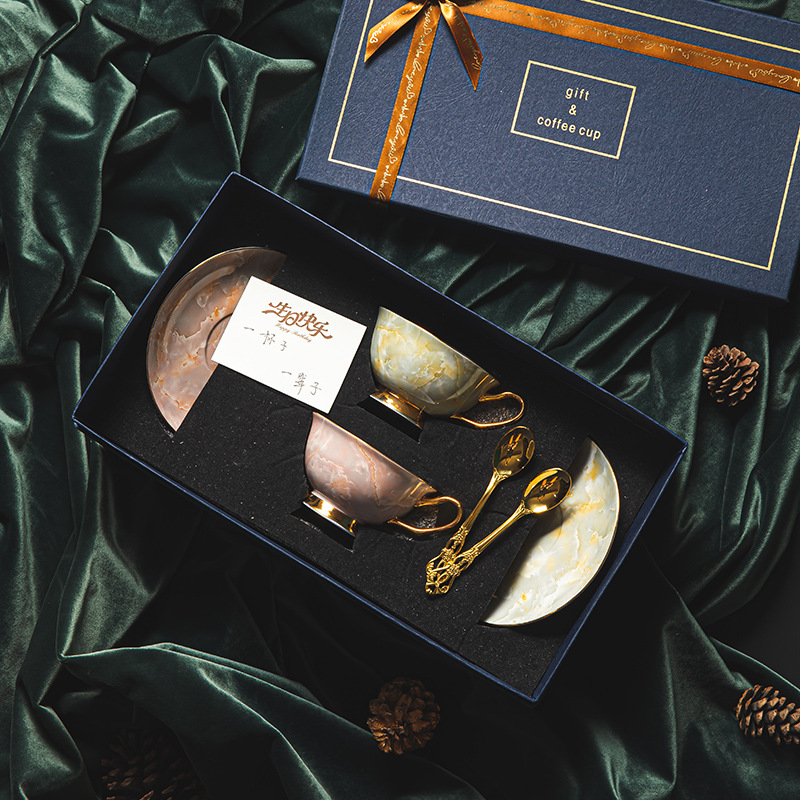 Cerámica Retro de porcelana de hueso de alto valor Juego de taza de café de estilo europeo Juego de té de la tarde Caja de regalo Taza de té de alta calidad Taza y platillo