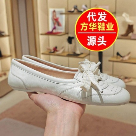 Nuevo verano de 2026 retrógrado fragancia boca superficial perezoso un pie de arco de boquilla agujero plano agujero zapatos de moda