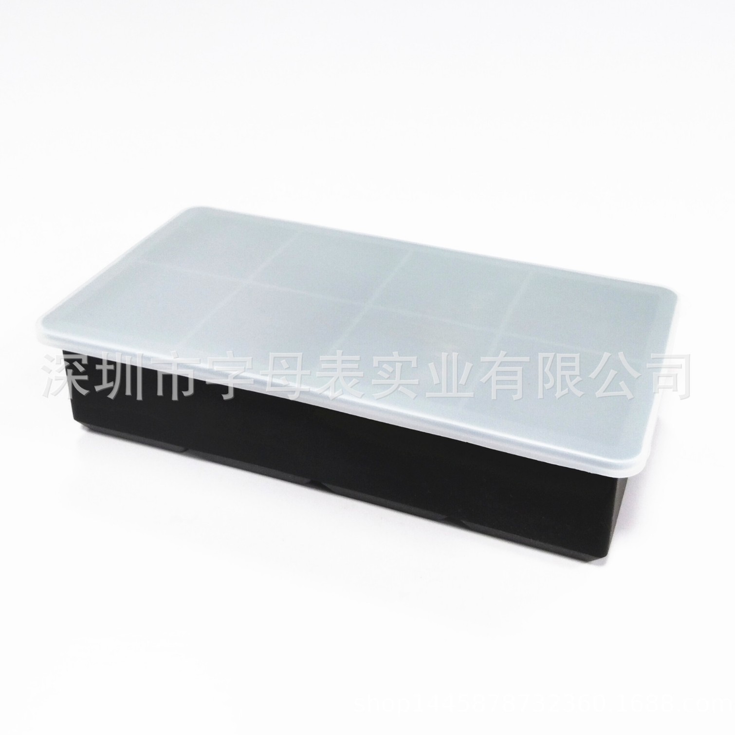 검정색 커버가 있는 정사각형 8개