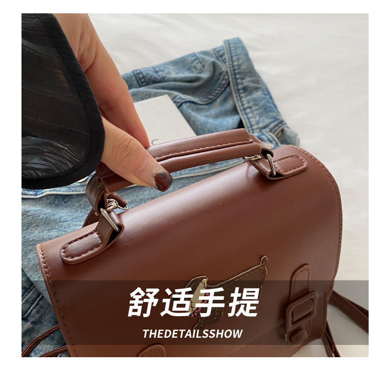 This is a new retro commuting backpack for the autumn of 2024, featuring a casual color contrast and a niche design. It is a small square single-shoulder hand-carry bag undefined