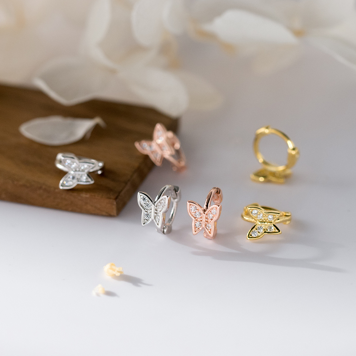 Eloch S925 plata esterlina con diamantes plegables pequeños pernos de mariposa de moda coreana joyas de orejas de viento M05304