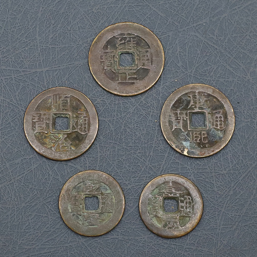 Qing Dynasty replica ancient Five Emperors coins, six-emperor old bronze coins, antique collectibles to boost business, threshold-pressing antiques, Chinese knot-style Five Emperors coin pendants—wholesale available.