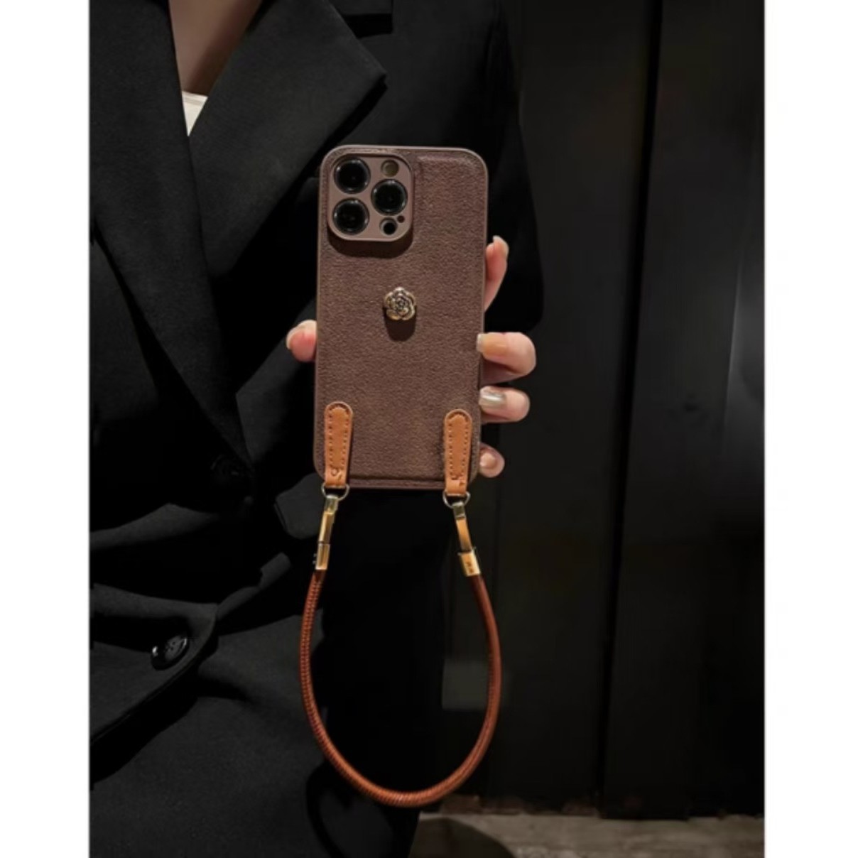 Otoño e invierno color sólido patrón de hoyos de luna para cordón de cuero iphone16ProMax 14 Apple 15 funda para teléfono móvil 13 hebilla de cuero mujer