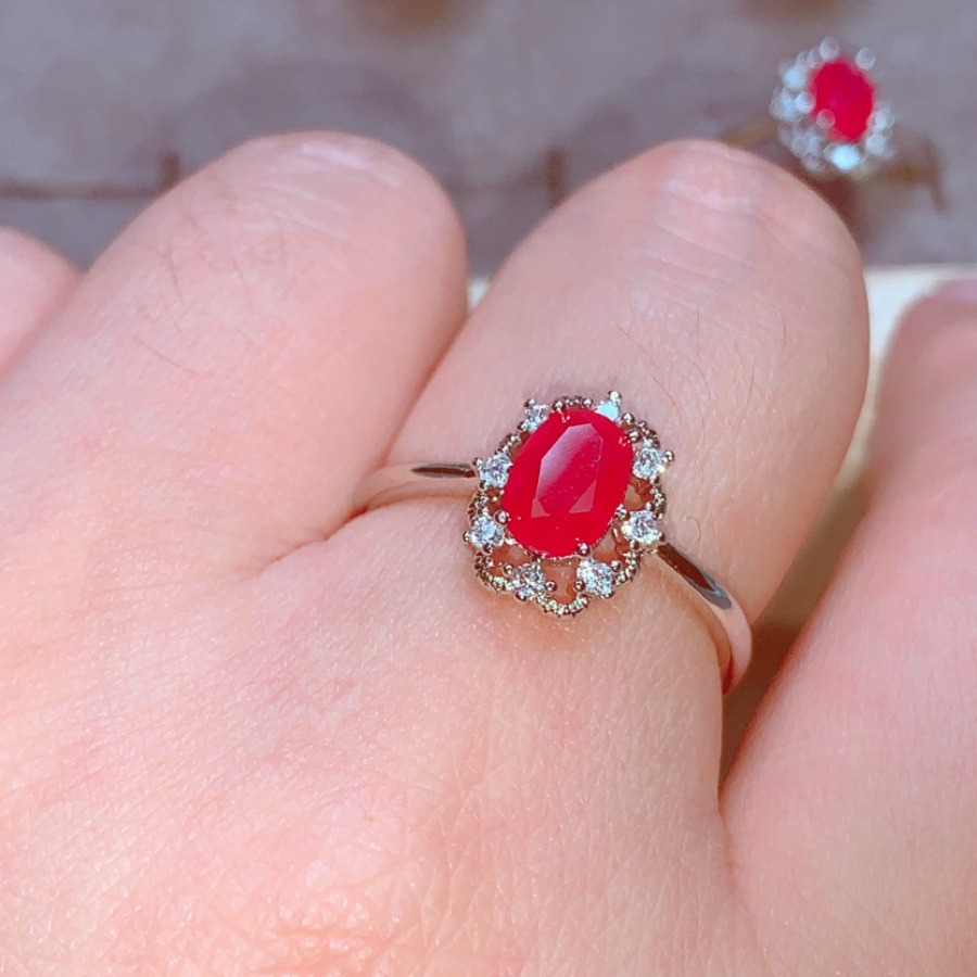 Modischer, vielseitiger Rubinring für Damen, origineller, facettierter Ring mit Einlegearbeiten, neuer, leichter Luxusstil, Modell Nr. 2_voghion.com