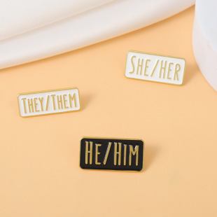 �W��Ӣ����ĸ���she/her�׺��̈́eᘽ��ٻ��ºڰ�������l�Ø�