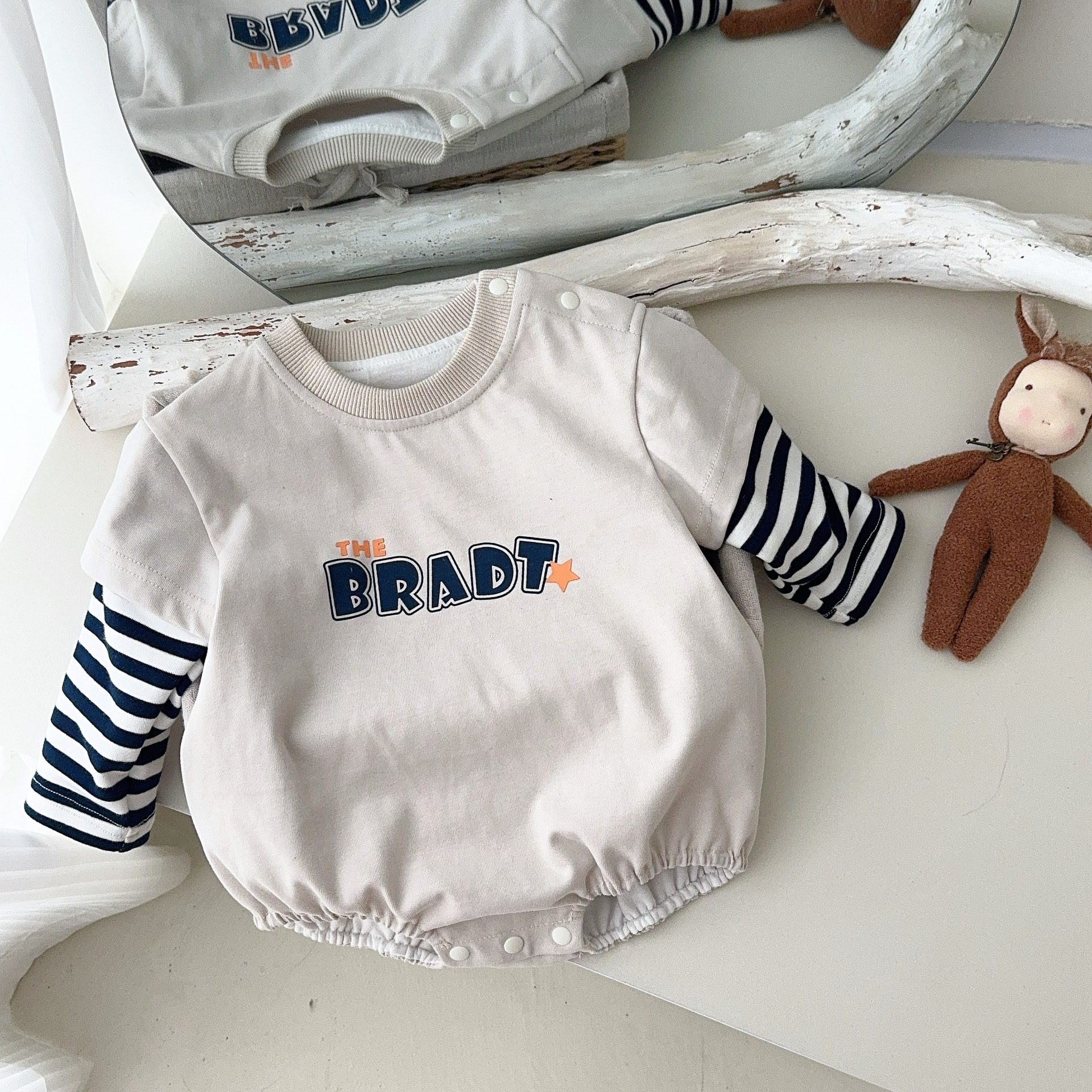 2025 primavera nuevo producto mono de bebé masculino coreano impresión de letras falso dos piezas tipo A abrigo de manga larga de bebé