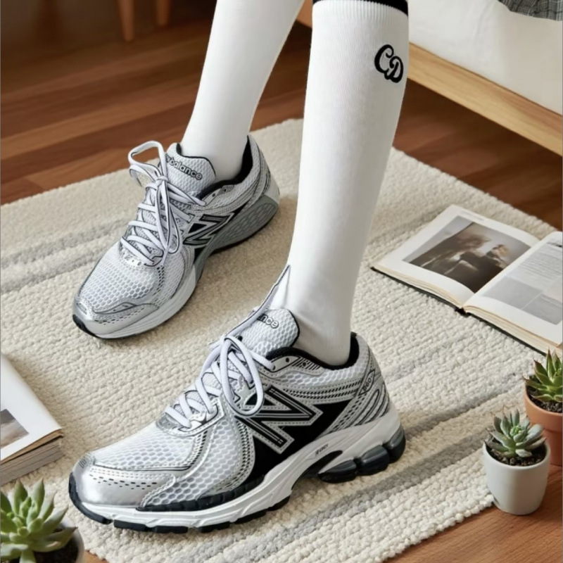 NB860v2 functional running shoes, featuring a large mesh upper, supportive and durable design, height-enhancing features, and a retro sporty style, suitable for both men and women as casual footwear