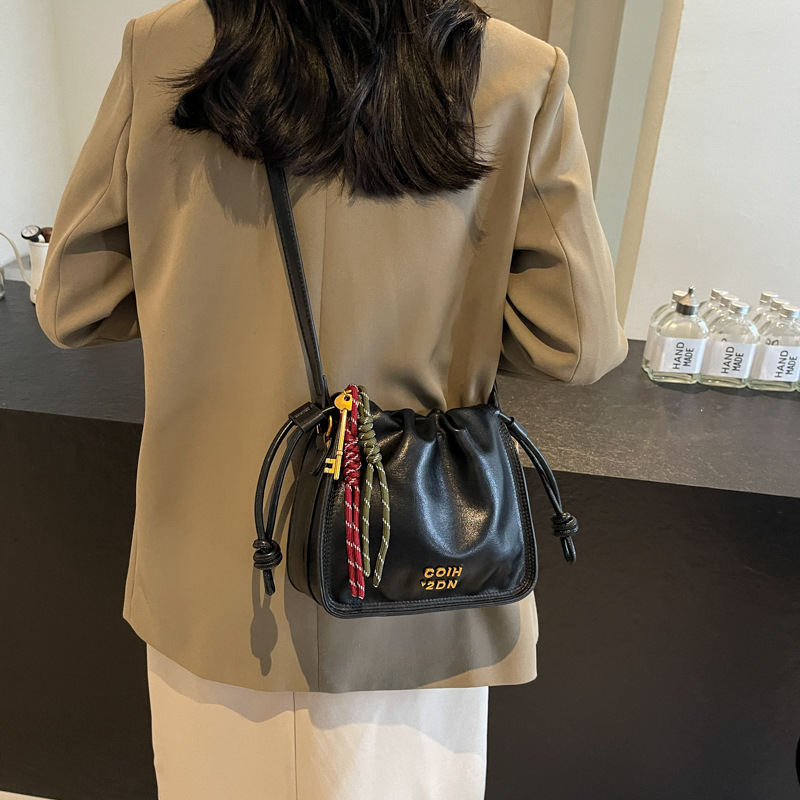 Este año, la popular explosión de pliegues de la bolsa pequeña para mujeres 2024 nuevo bolso de hombro retro universal bolso de viaje