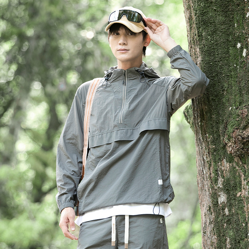 Ropa de protección solar al aire libre de montaña para hombres y mujeres de verano nueva seda de hielo delgada impermeable ropa de moda de protección solar pareja chaqueta encapuchada