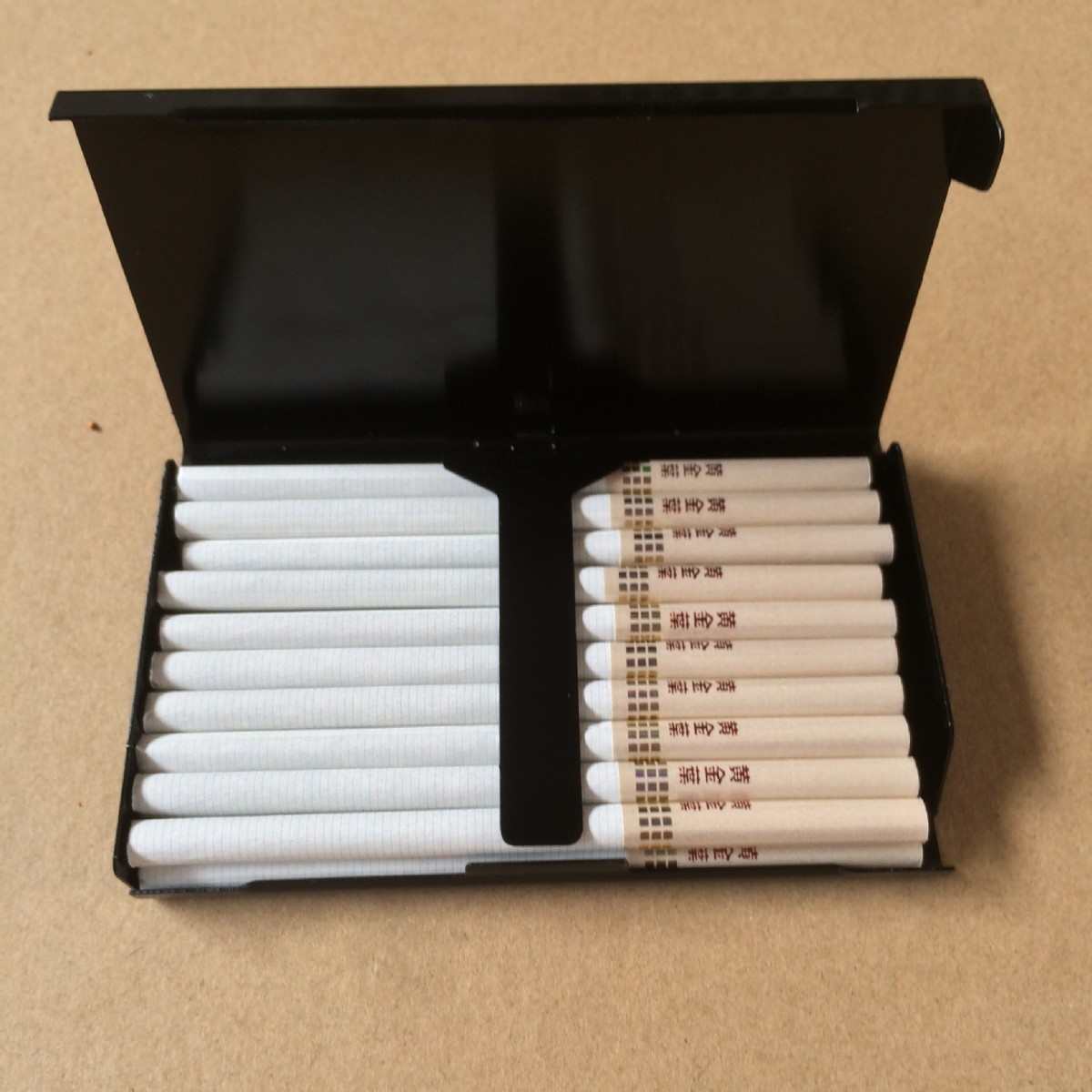 Light and thin long cigarette case