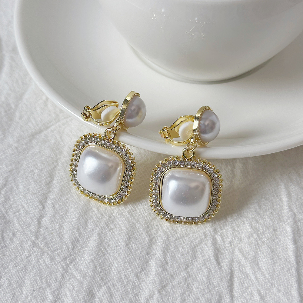 Versión coreana del temperamento de camelia, sin orejas perforadas, pinza para la oreja, flor de perla, tablero de ajedrez, pinza para la oreja triangular con diamantes, pendientes de nicho para mujeres