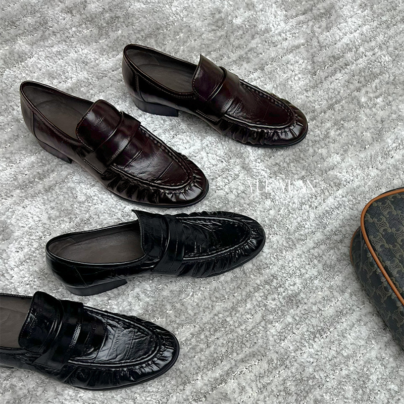 Guangzhou pleated loafers for commuting, pointed toe slip-on shoes, chunky heel black leather shoes, pleated old money style LP style