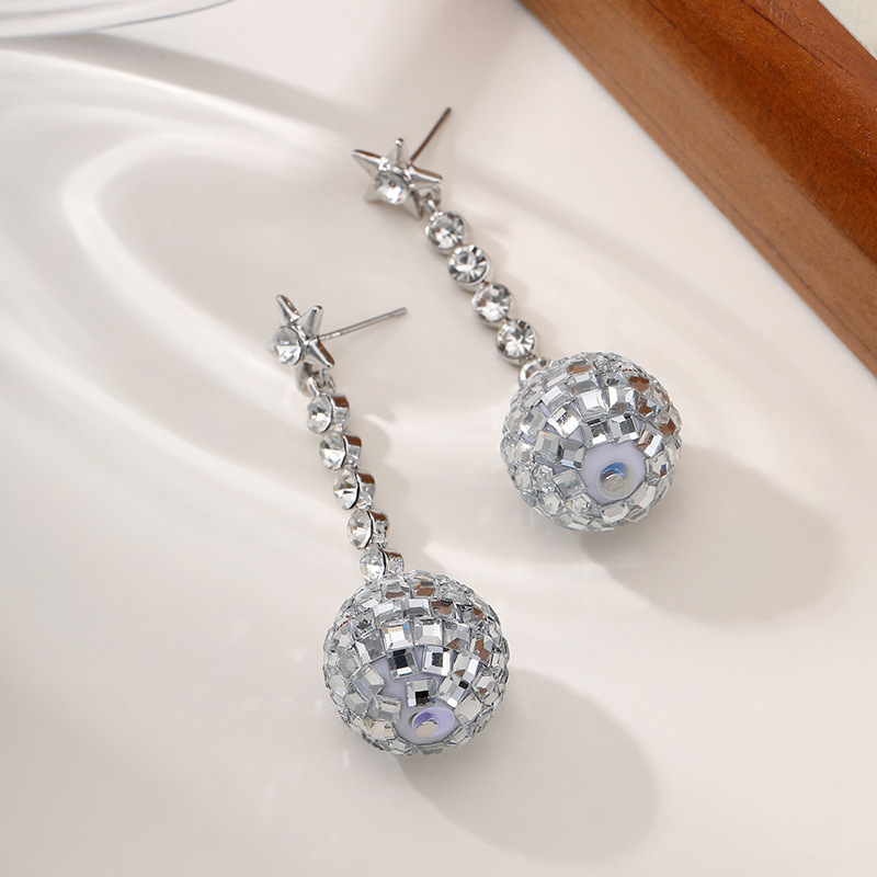 Europa y Estados Unidos transfronterizos estrella de penta zircón discoteca bola de lámpara colgante pernos de orejas de moda para mujeres orejas de boquilla
