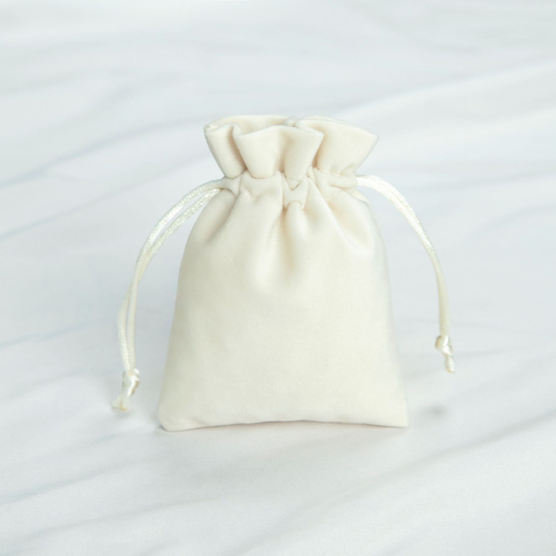 新款丽丝绒束口袋现货批发加厚木耳口绒布抽绳项链耳饰珠宝礼品袋