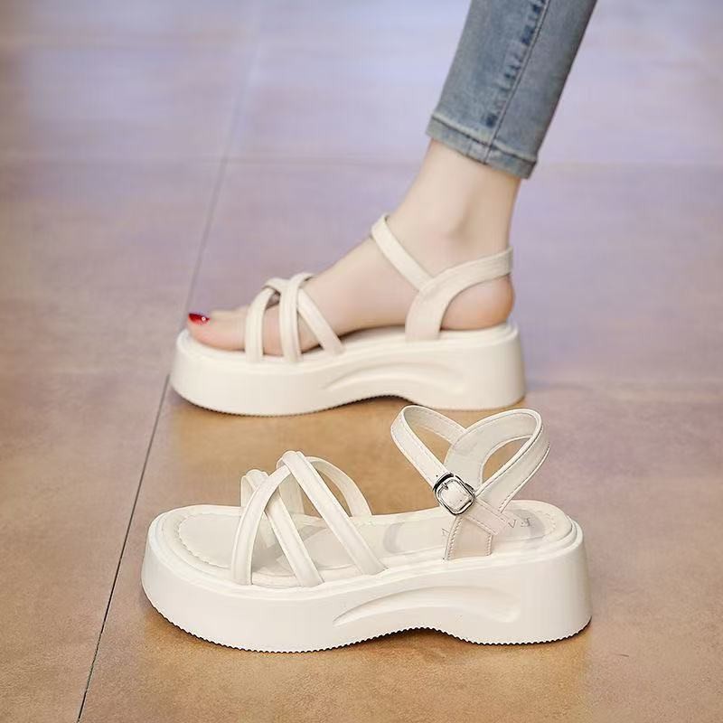 Una palabra con sandalias de hadas de color sólido primavera y verano de 2026 nuevo estilo simple exterior temperamento versátil sandalias gruesas