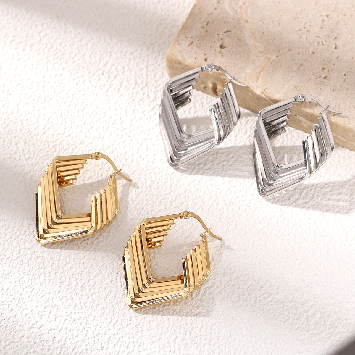 Alta gama de acero dorado de acero inoxidable auriculares de acero inoxidable de alta calidad nicho titanio pernos de orejas de moda femenina personalidad auriculares
