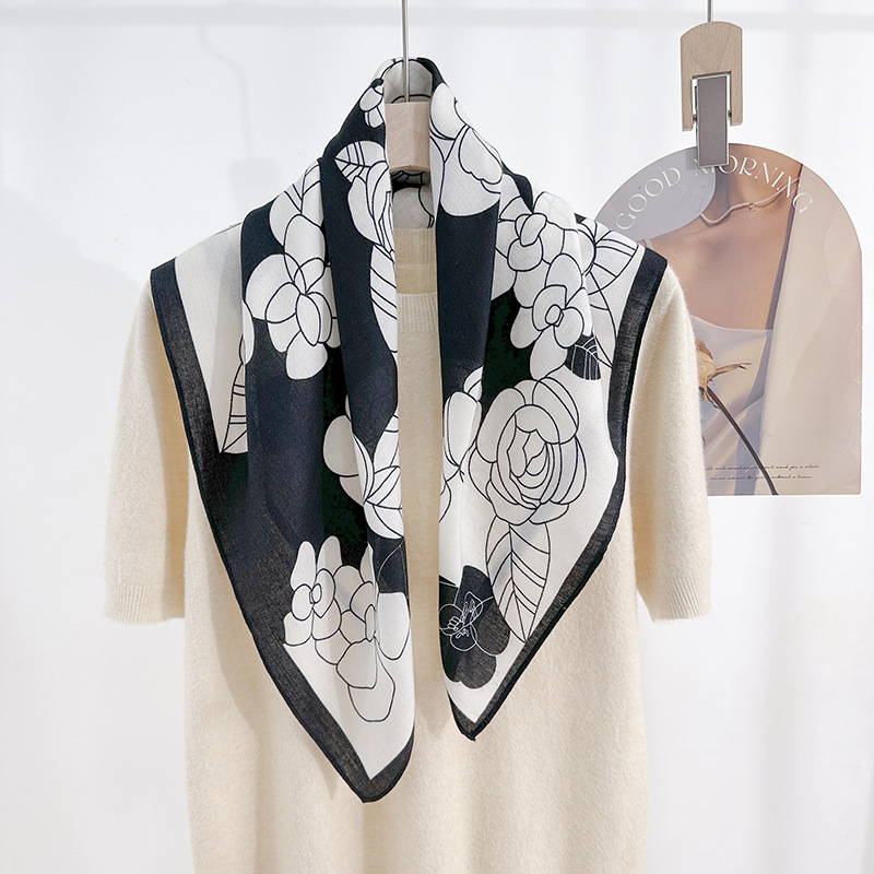 Primavera y otoño floral impresión bufandas de seda delgadas damas elegante estilo exterior 68 personaje bufandas cuadradas de alta calidad regalos de vacaciones