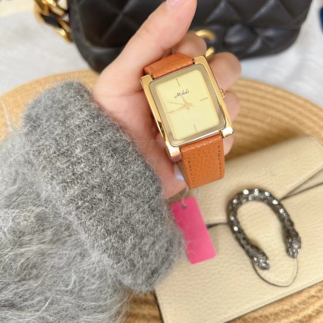 メリッサMishaliの新型銀色の四角形のベルトの腕時計の女性の時計のシンプルな大きい文字板の小さい大衆は金を生放送します。