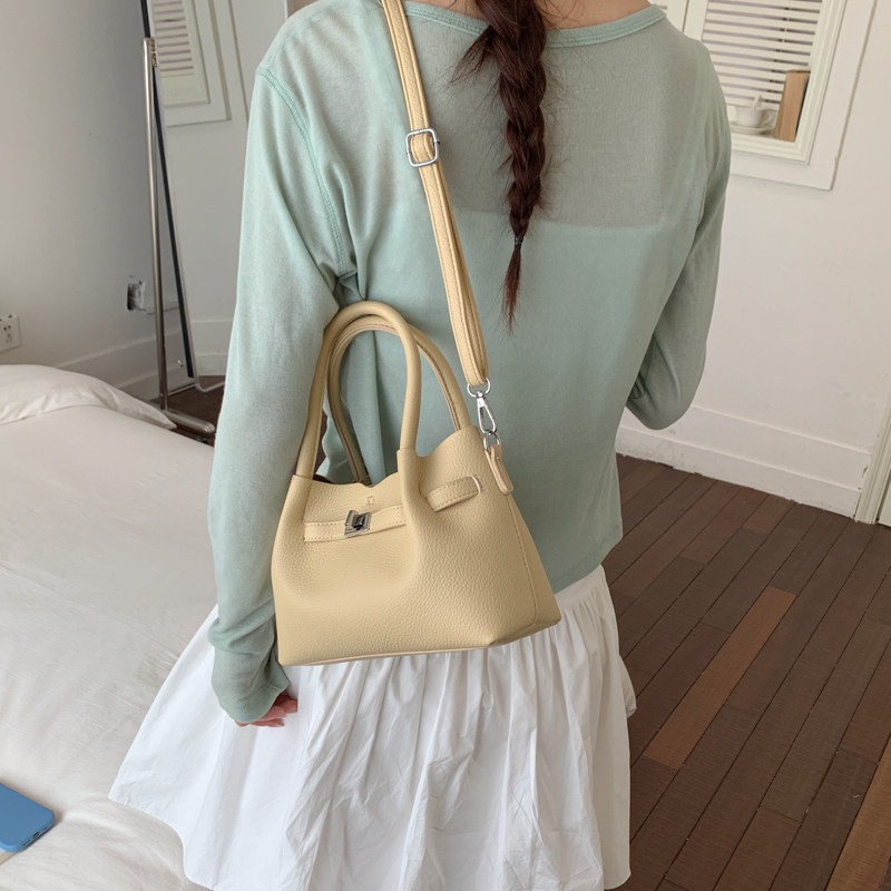 Simple portátil 2026 diseño de bolso de hombro único versátil estilo coreano de transporte de moda nuevo bolso de cubo nicho femenino