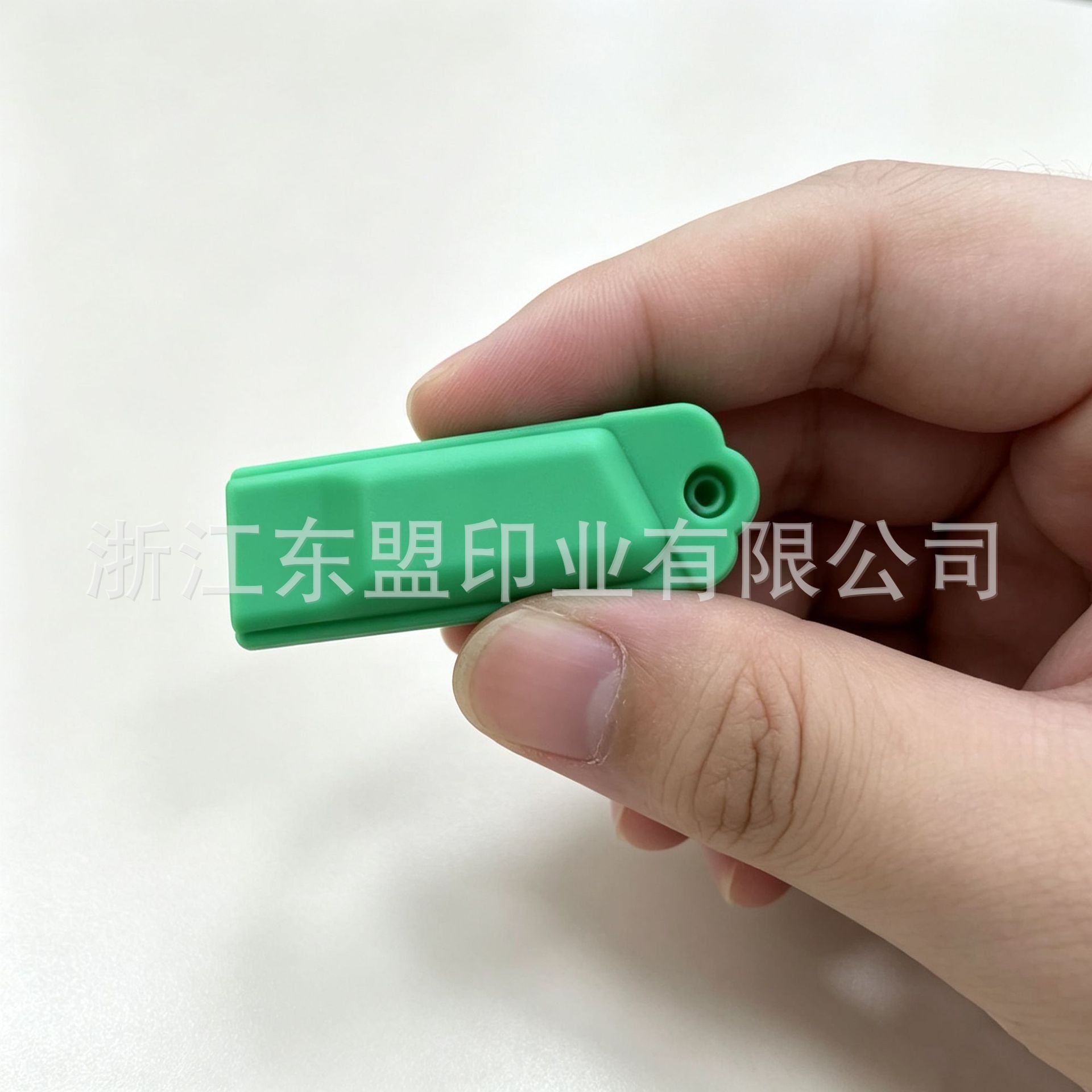 Manufacturer wholesale children's silicone whistles, life-saving and cheering whistles, student whistles, flat whistles, coreless whistles