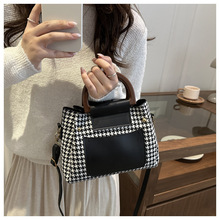 质感撞色手提小包包女2025新款冬季休闲波士顿包网红时尚单肩包