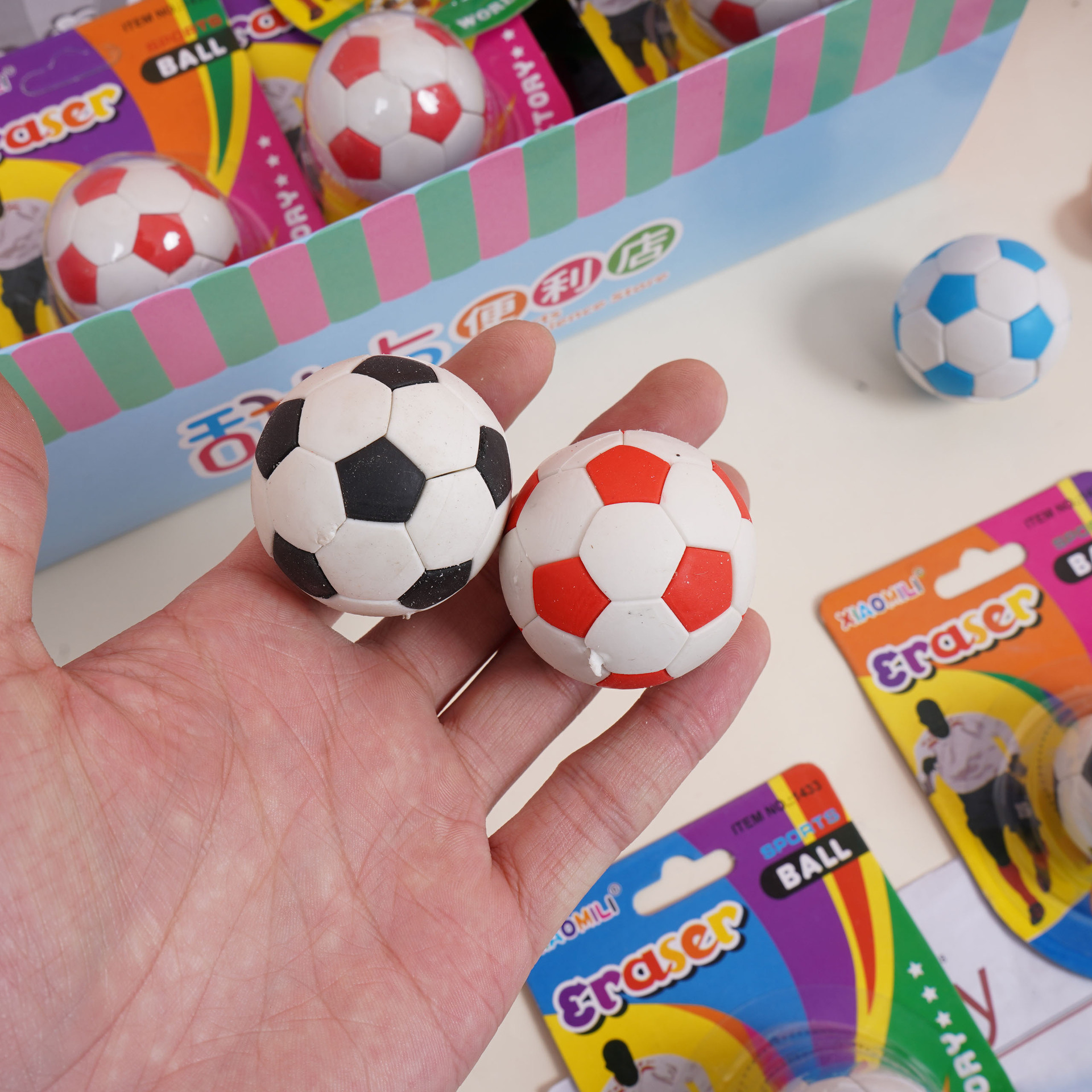 Fútbol de dibujos animados borradores creativos lindos estudiantes limpios sin rastros borradores modificados borradores transfronterizos