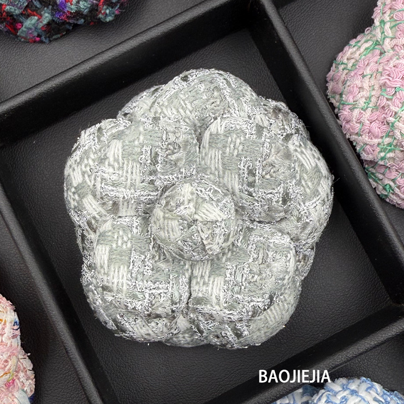 6.6cm ダブルCブローチ、小香風オリジナルブローチ、高級感、高級、精巧、ファッショナブルな椿の花ブローチ
